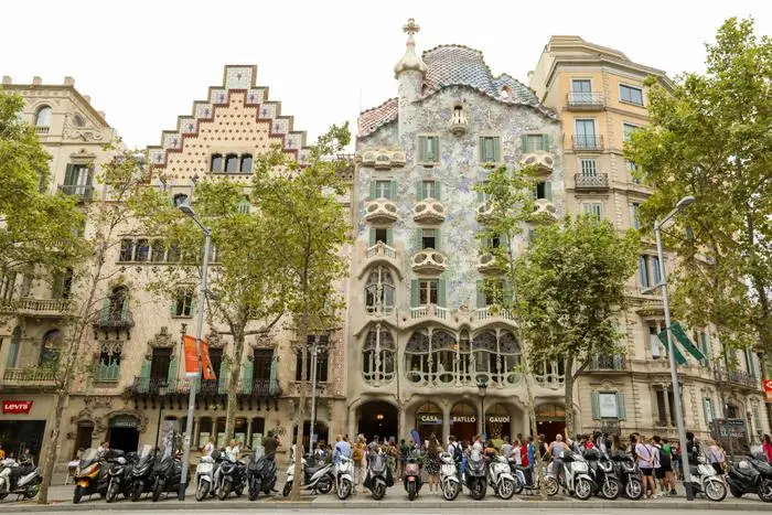 Gaudí's Eixample: A Guide to Barcelona's Modernist Architecture - Image 2