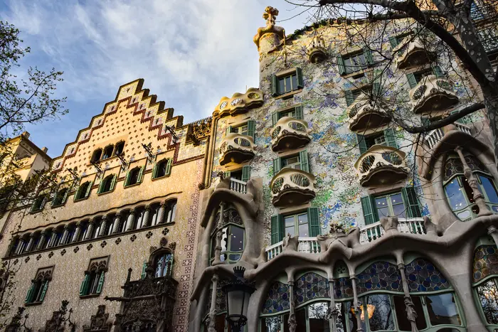 Gaudí Masterpieces: A Visual Guide to Casa Batlló, La Pedrera, and Casa Vicens