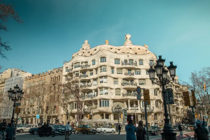 Gaudí Masterpieces: A Visual Guide to Casa Batlló, La Pedrera, and Casa Vicens - Image 2