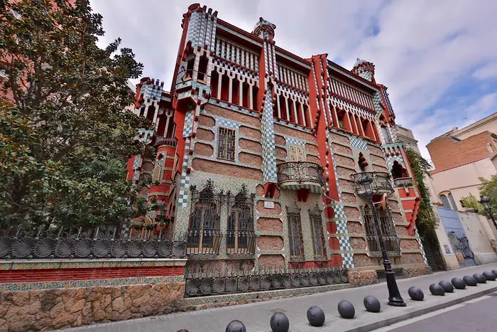 Gaudí Masterpieces: A Visual Guide to Casa Batlló, La Pedrera, and Casa Vicens - Image 3
