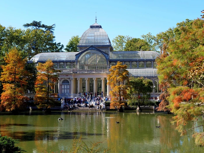 El Retiro Park: A Walk in the Oasis and Hidden Follies of Madrid - Image 2