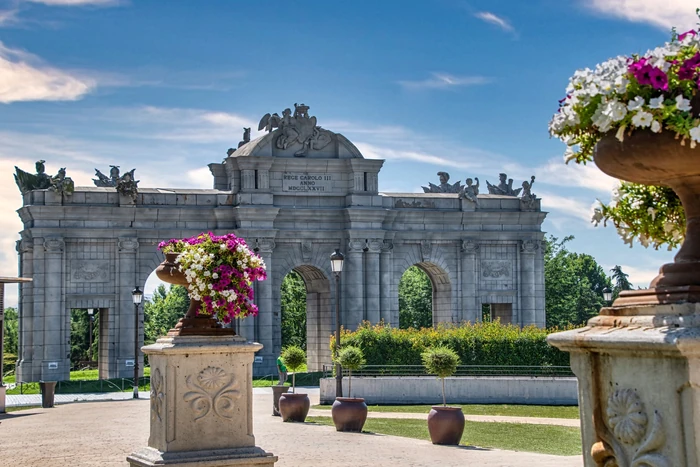 El Retiro Park: A Walk in the Oasis and Hidden Follies of Madrid - Image 3